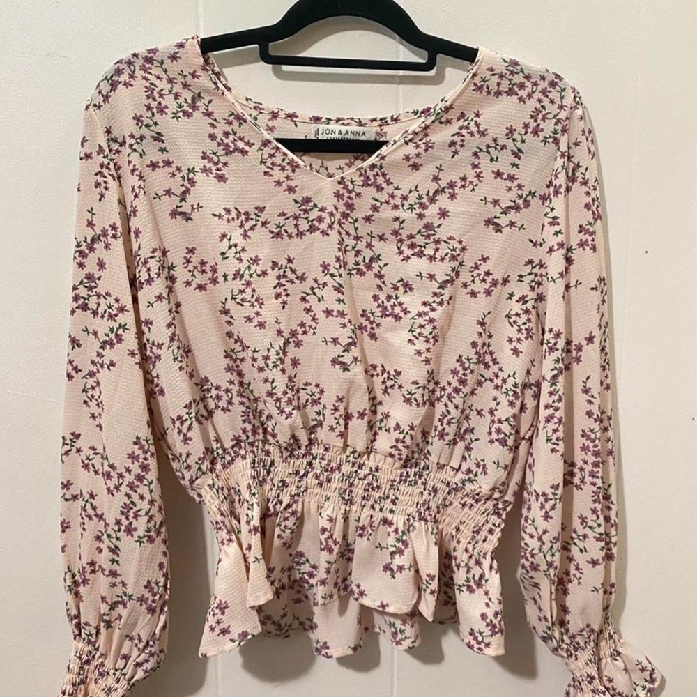 Cute light pink blouse with little flowers and ruffles in the end. XL (fits larg